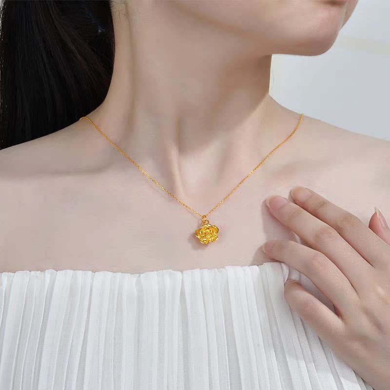 ゴールドアクセサリー 可憐な薔薇モチーフネックレス