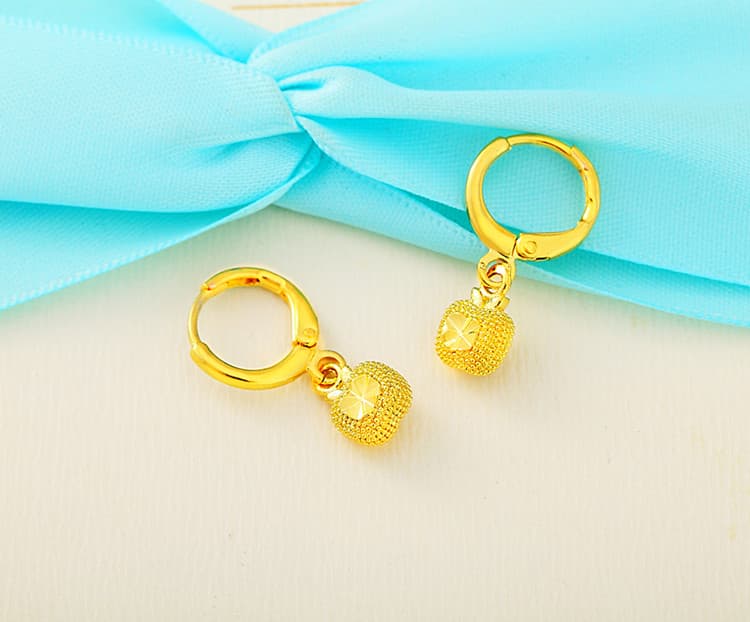 ゴールドアクセサリー 揺れるお星様 小ぶりフープピアス