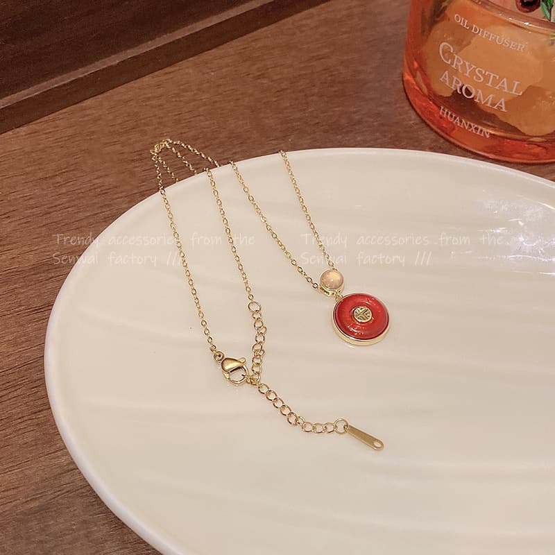 ゴールドアクセサリー 上品な円形宝石ネックレス